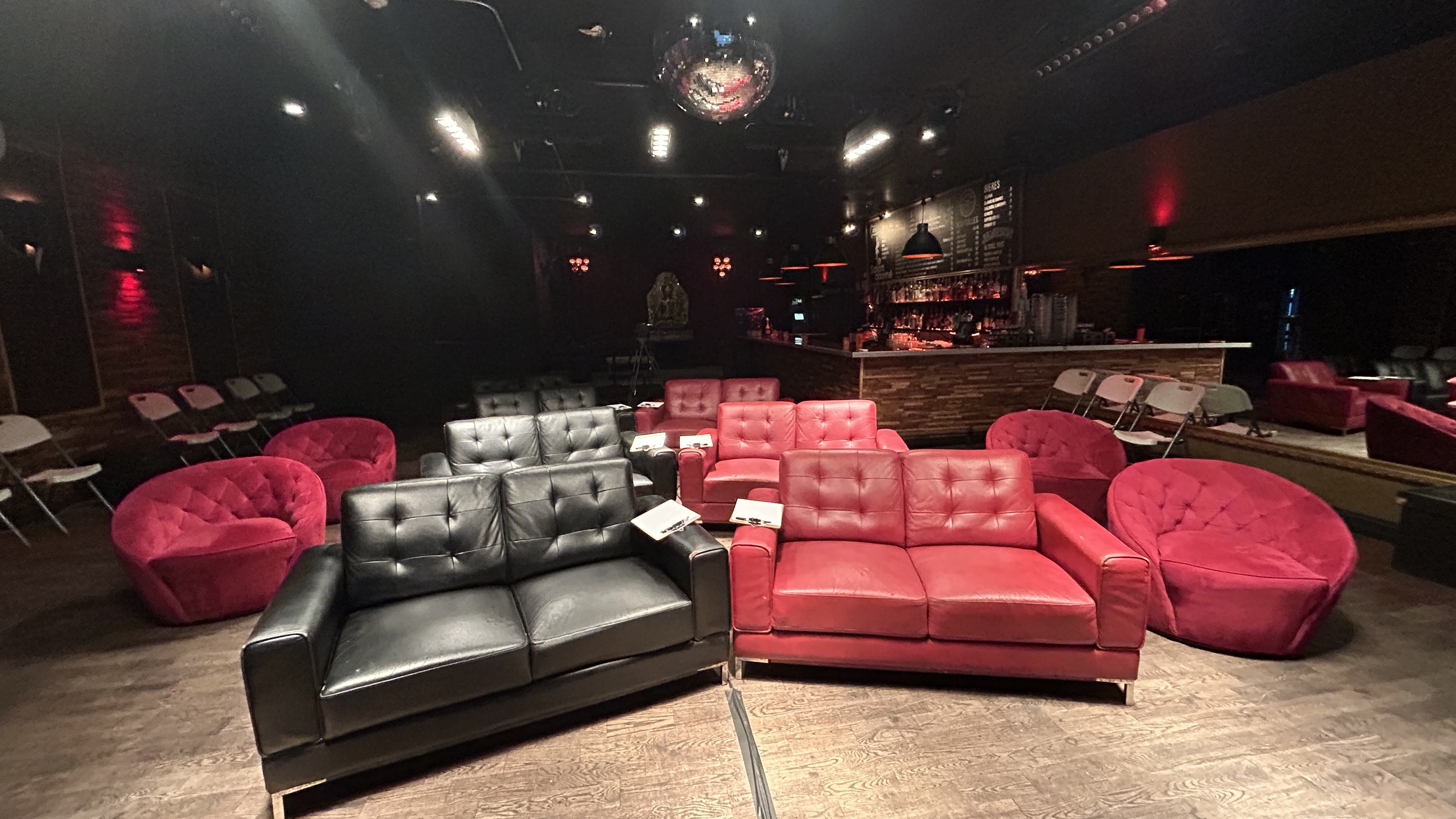 Le Salon Daomé vide avant l'atelier — la salle d'écho